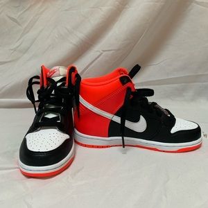 Boy’s Nike Size 2 Color: Multicolor